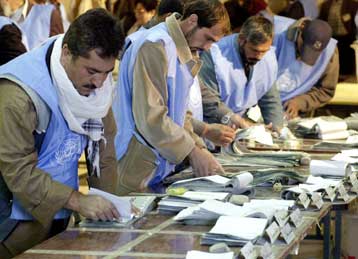 Πρόεδρος του Αφγανιστάν αναδεικνύεται ο Χαμίντ Καρζάι