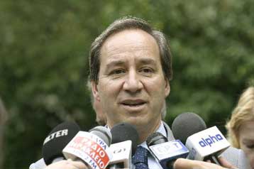 Αυξήσεις άνω του πληθωρισμού εντός του 2005 υπόσχεται ο Γιώργος Αλογοσκούφης