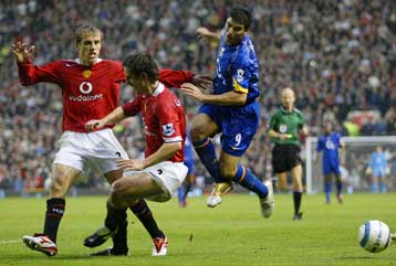 Για ληστεία στο «Ολντ Τράφορντ» μιλά ο Βενγκέρ-«Λούστηκε» με… σούπα ο Φέργκιουσον;