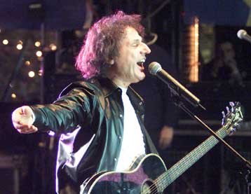 Στον εισαγγελέα ο γνωστός τραγουδιστής, Βασίλης Παπακωνσταντίνου