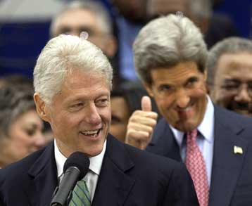 Ψηφίστε υπέρ του Κέρι και της ελπίδας και απορρίψτε το φόβο του Μπους, τόνισε ο Κλίντον