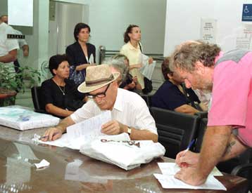 Ενδοϋπηρεσιακά η αναζήτηση δικαιολογητικών ή βεβαιώσεων για υποθέσεις πολιτών