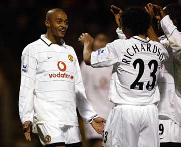 Με «τριάρες» Λίβερπουλ και Μάντσεστερ επί των Μίλγουολ, Κρου στην επόμενη φάση