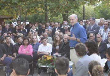Σχόλια στελεχών του ΠΑΣΟΚ στις δηλώσεις Παπανδρέου περί «προσωρινών σε καρέκλες»