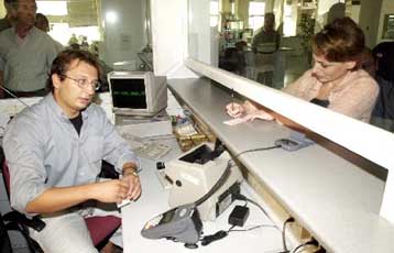 Ξεχωριστά εκκαθαριστικά για τους συζύγους προωθεί το υπουργείο Οικονομικών