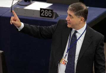 Θεσμική νίκη της Ευρωβουλής η απόσυρση της Επιτροπής Μπαρόζο, τονίζουν ΠΑΣΟΚ και ΣΥΝ