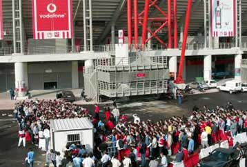 «Πέταξαν» τα… μαγικά χαρτάκια του ματς του Ολυμπιακού με την Μονακό