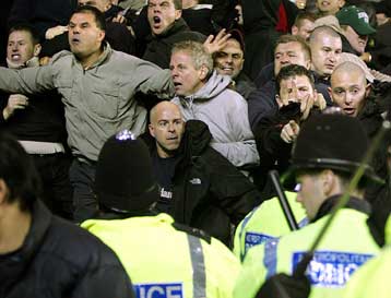 «Ξύπνησαν» μνήμες από το κακό παρελθόν στο ματς Μίλγουολ-Λίβερπουλ