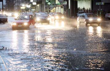 Αρκετά προβλήματα από τη νεροποντή που έπληξε το λεκανοπέδιο της Αττικής