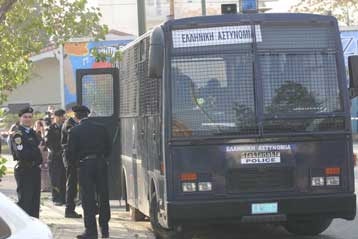 Έκρηξη στο Ρούφ την ώρα που περνούσαν λεωφορεία της αστυνομίας