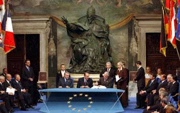 Υπεγράφη από τους «25» η Συνταγματική Συνθήκη της Ευρωπαϊκής  Ένωσης