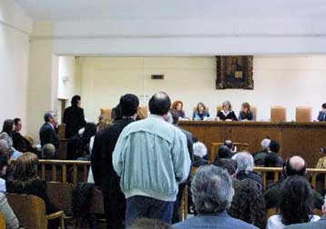 Σοβαρά επεισόδια σε δικαστήριο μετά από αθωωτική απόφαση για θάνατο σε νοσοκομείο