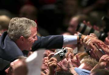 «Ανάβει» η αντιπαράθεση Μπους-Κέρι στις ΗΠΑ μετά το μήνυμα του Μπιν Λάντεν