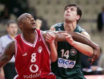 Ο Ολυμπιακός 81-74 τον ΠΑΟ στο άδειο ΣΕΦ, το Μαρούσι 92-90 την ΑΕΚ στην παράταση