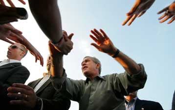 Ισοδύναμο ποσοστό για Τζορτζ Ο.Μπους και Τζον Κέρι δίνουν οι τελευταίες δημοσκοπήσεις