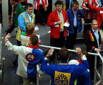 Πάνω από τα 52 δολάρια επανακάμπτει η τιμή του αργού πετρελαίου