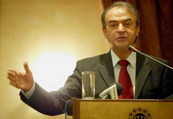 Πολιτική αποστασία Τσοβόλα προς το ΠΑΣΟΚ καταγγέλλουν οι αντίπαλοί του στο ΔΗΚΚΙ