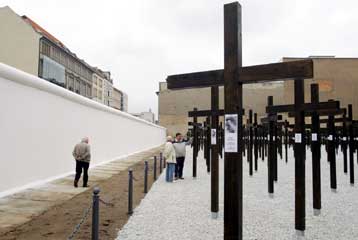 Αντιδράσεις προκαλεί στη Γερμανία η επανανέγερση τμήματος του Τείχους του Βερολίνου