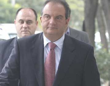 Μοιρασμένη η κοινή γνώμη ως προς τους κυβερνητικούς χειρισμούς κατά της διαπλοκής