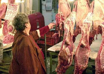 Χιλιάδες κιλά ακατάλληλου κρέατος εντοπίστηκαν στην αγορά του Πειραιά