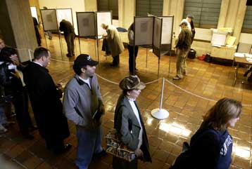 Μαζική η συμμετοχή των ψηφοφόρων στην πιο αμφίρροπη εκλογική μάχη στις ΗΠΑ