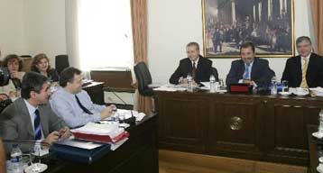 Κλίμα έντασης στην κατάθεση του πρώτου μάρτυρα στην Εξεταστική για τα εξοπλιστικά