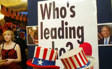 Τα exit poll δείχνουν Κέρι, ενώ τα πρώτα αποτελέσματα Μπους