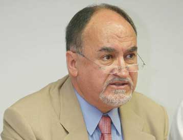 Ανατρέπει την κυβερνητική γραμμή για την απογραφή ο Αδάμ Ρεγκούζας