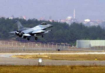 Συνεχίστηκε την Τετάρτη το «γαϊτανάκι» των τουρκικών προκλήσεων στο Αιγαίο