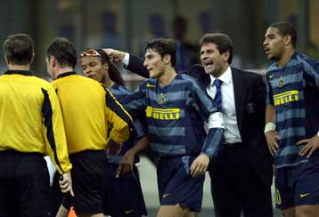 Στην εξέδρα για δύο αγώνες ο Μαντσίνι-Συγνώμη ζήτησε ο Αντριάνο