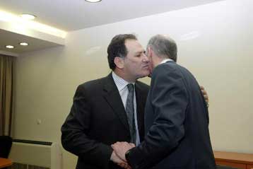 Εκτός προγράμματος συνάντηση Παπανδρέου – Λαλιώτη υπό το βλέμμα του Αντώνη Λιβάνη