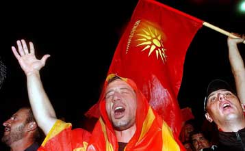 Μεγάλη συγκέντρωση της σλαβικής αντιπολίτευσης στα Σκόπια εν όψει του δημοψηφίσματος