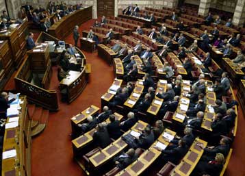 Αμεση ενημέρωση της Βουλής για την αναγνώριση των Σκοπίων ζητά η αντιπολίτευση