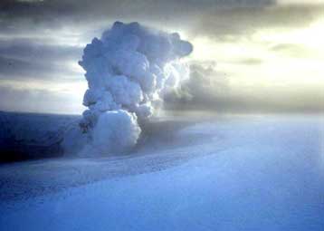 Έκρηξη ηφαιστείου στην Ισλανδία στέλνει σύννεφα τέφρας στην Ευρώπη