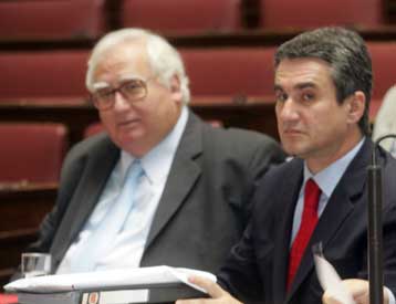 Πρόταση νόμου για τους συμβασιούχους κατέθεσαν 45 βουλευτές του ΠΑΣΟΚ στη Βουλή