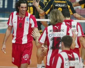 Αλλο Νικοπολίδης, άλλο Χατζηαντωνίου για τους οπαδούς του Ολυμπιακού