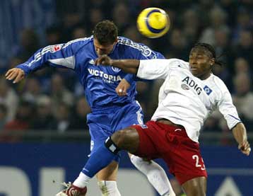 Η Σάλκε 2-1 στο Αμβούργο και «έπιασε» στην κορυφή τη Βόλφσμπουργκ