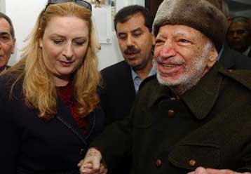 «Θέλουν να θάψουν τον Αραφάτ ζωντανό» δηλώνει η σύζυγος του Παλαιστίνιου ηγέτη