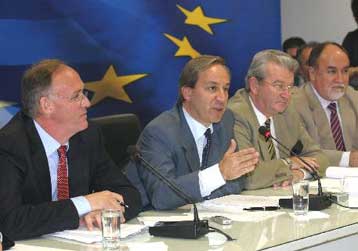 Υπό αμφισβήτηση θέτει και ο ΟΟΣΑ τις προβλέψεις της κυβέρνησης για το 2005