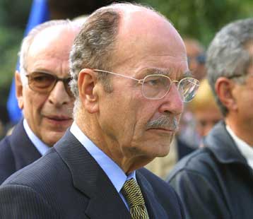 Να ξαναγράψουμε τα βιβλία της Ιστορίας προτείνει ο Κωστής Στεφανόπουλος