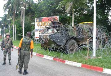 Αποκαθίσταται σταδιακά η ηρεμία στην Ακτή Ελεφαντοστού, υποστηρίζουν οι Γάλλοι