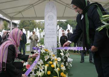 Οι Σερβοβόσνιοι αναγνώρισαν επισήμως τη σφαγή της Σρμπρένιτσα