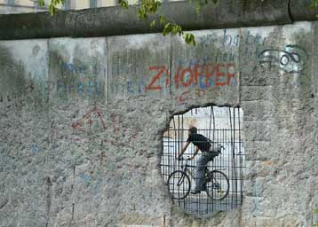 Εκδηλώσεις στο Βερολίνο για την 15η επέτειο από την πτώση του «Τείχους του Αίσχους»