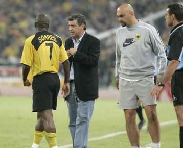 Συγχαρητήρια του Σάντος στους παίκτες του για το ντέρμπι με τον Ολυμπιακό