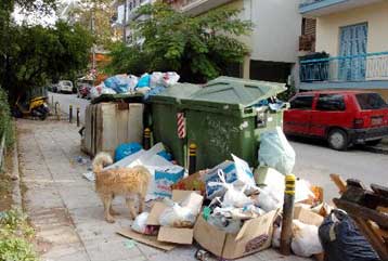 Σωροί απορριμμάτων λόγω της απεργίας στους δήμους  και στη χωματερή Ανω Λιοσίων