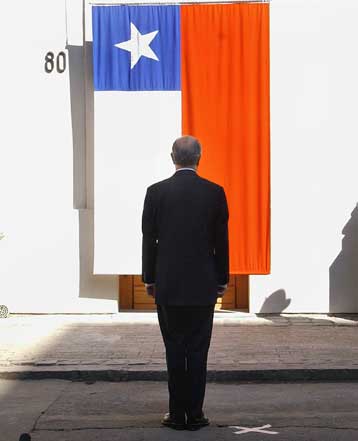 Η Δικαιοσύνη «αγγίζει» τον Πινοτσέτ, ο λαός έσωσε τον Τσάβες και ο Φιντέλ στο ύψος του