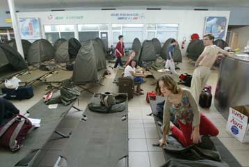 Εκκενώνουν την Ακτή του Ελεφαντοστού οι Γάλλοι υπήκοοι