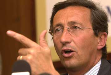 Ο Τζανφράνκο Φίνι αναλαμβάνει νέος υπουργός Εξωτερικών της Ιταλίας