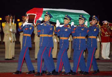 Στο Κάιρο η σορός του Γιασέρ Αραφάτ για την επίσημη νεκρώσιμη τελετή