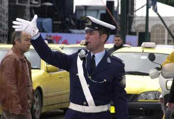 Κατέρρευσε υπό κατασκευή πεζογέφυρα στην Πέτρου Ράλλη – Κλειστά και τα δύο ρεύματα